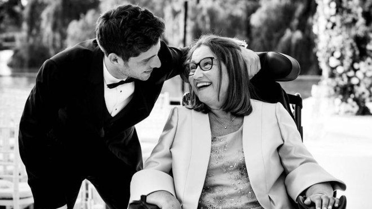 Sergi Roberto y su madre, Maria Rosa.-@SERGIROBERTO10