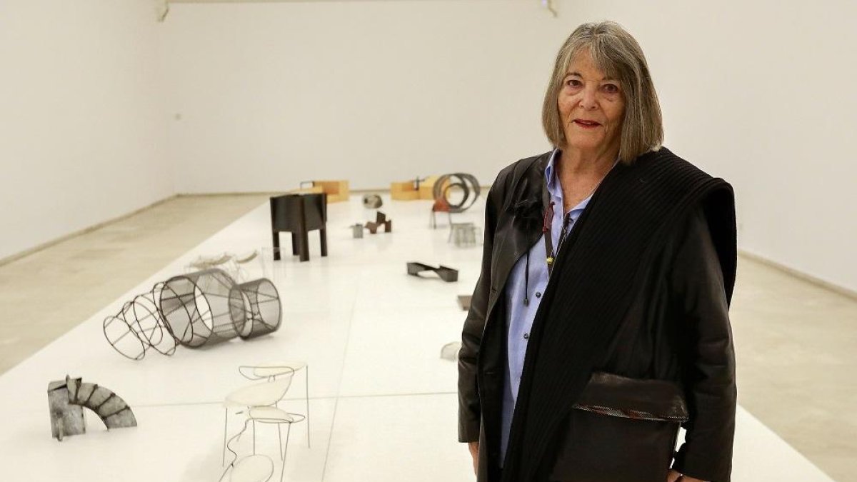 Susana Solano, ayer en la sala 9 del MPH, junto a maquetas de sus esculturas públicas.-J. M. LOSTAU