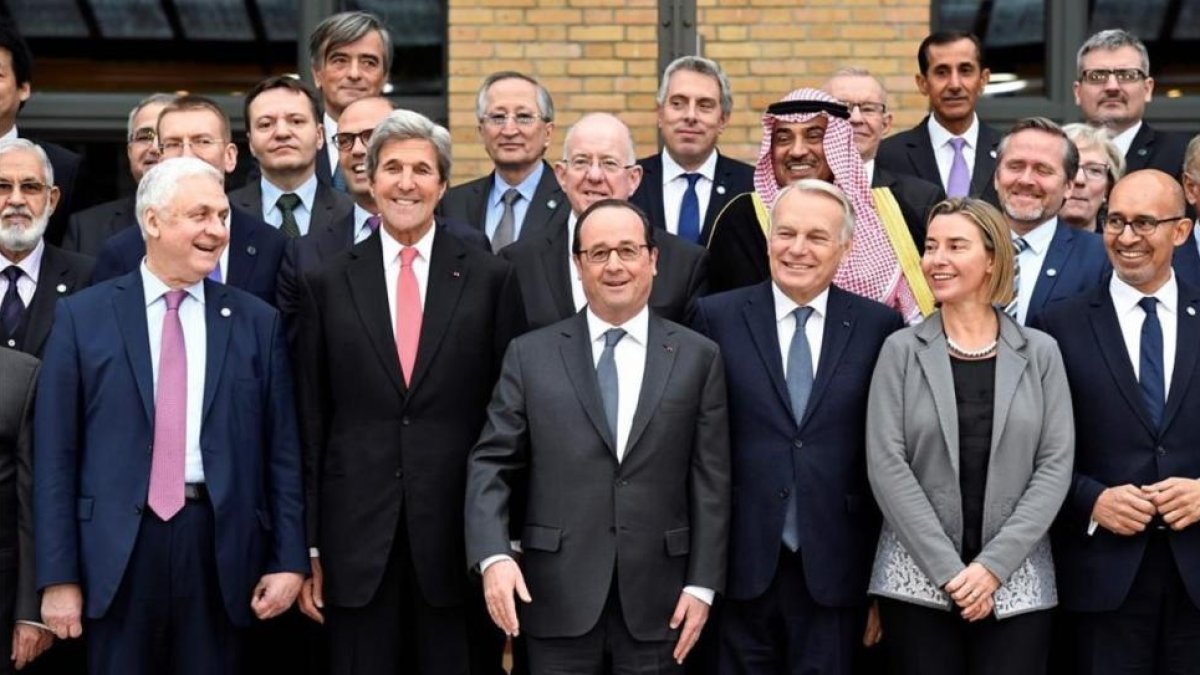 Foto de familia de los participantes en la conferencia sobre Oriente Próximo de París con el presidente francés, François Hollande, en el centro.-AFP / BERTRAND GUAY