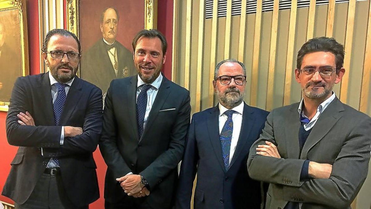 El decano del Icava Javier Garicano, Óscar Puente;el ex decano, Jesús Verdugo, y el juez Ignacio Martín Verona.-E. M.