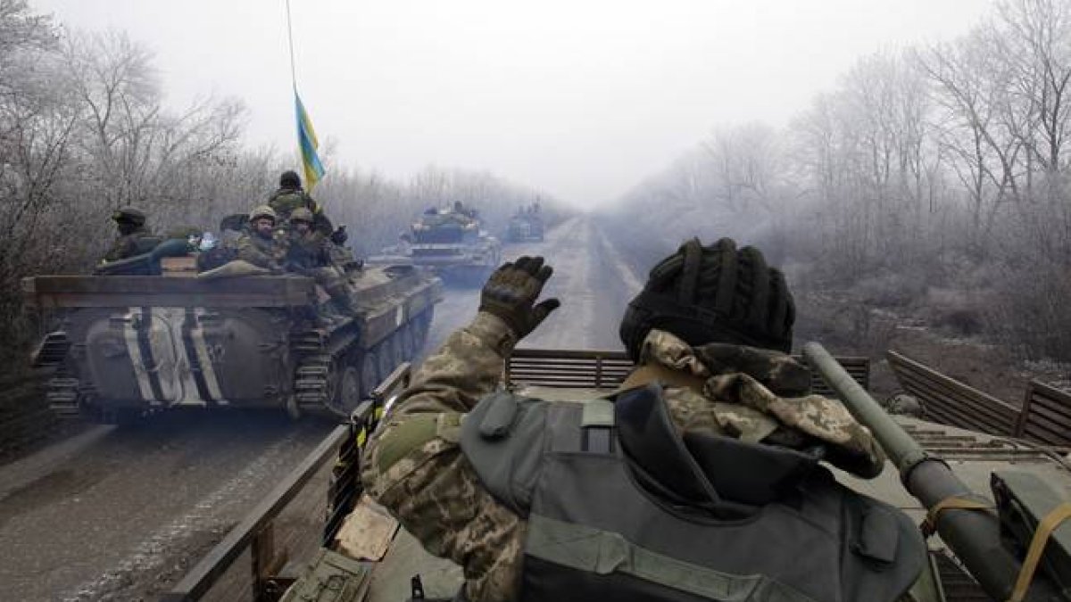 Tropas del Ejército ucraniano avanzan hacia Debaltseve, este sábado.-Foto: AFP / ANATOLII STEPANOV