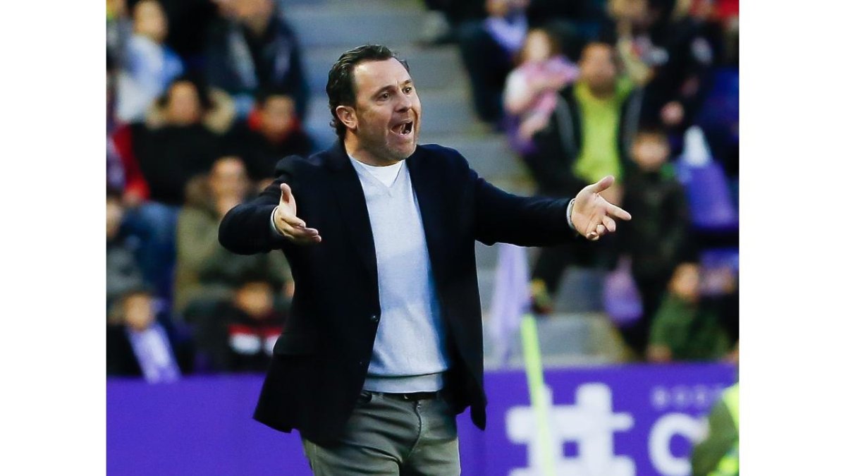 Sergio da instrucciones durante un partido del Real Valladolid./J.M. LOSTAU