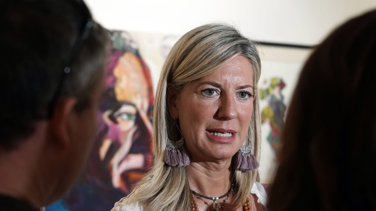 El consejero de Industria, Comercio y Empleo, Mariano Veganzones, y la concejal de Cultura del Ayuntamiento de Valladolid, Irene Carvajal, visitan la sede del Centro Regional de Artesanía Cearcal.- ICAL