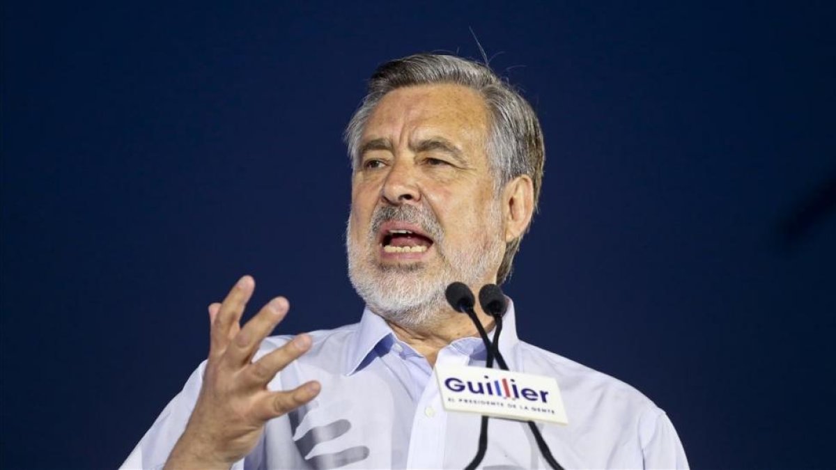 Alejandro Guillier se dirige a sus seguidores, en el cierre de campaña, en el exterior del Palacio de la Moneda, en Santiago, el 14 de diciembre.-/ AP / ESTEBAN FELIX