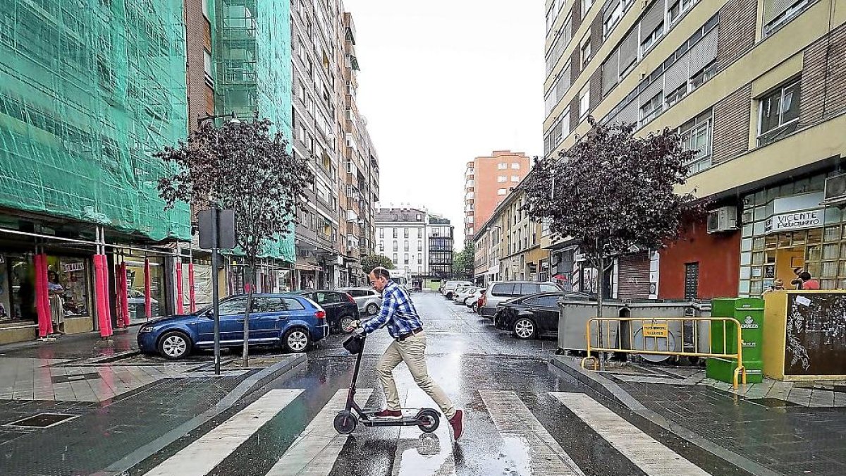 Usuario de patinete eléctrico por el centro de Valladolid. | E.M.