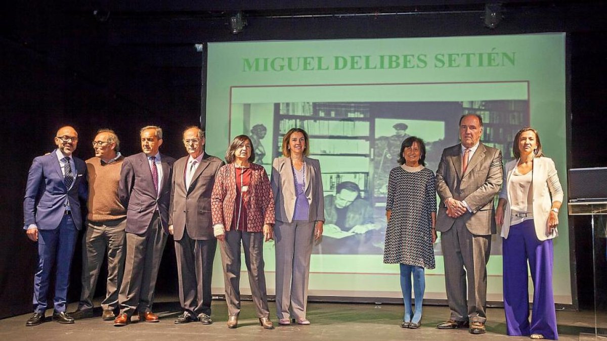 La presidenta de la Fundación, Elisa Delibes (tercera por la derecha) junto a familiares, patrocinadores y responsables del archivo.-Pablo Requejo