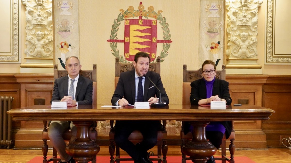 Firma del convenio de colaboraci?n entre el Ayuntamiento de Valladolid y la Universidad de Valladolid para la financiaci?n de becas de titulados universitarios para la modernizaci?n, transformaci?n digital y verde del entramado empresarial del municipio. Intervienen el alcalde, ?scar Puente, y el rector de la UVa, Antonio Largo