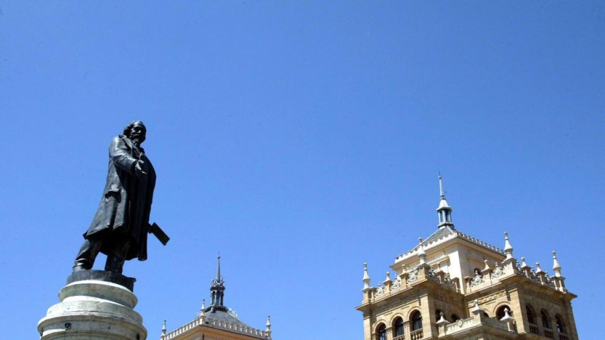 Estatua del escritor José Zorrilla con el edificio de Caballería al fondo de la imagen (Valladolid).-ICAL