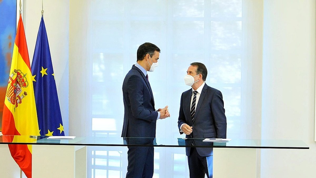 Pedro Sánchez y Abel Caballero, durante la firma del acuerdo. E. M.