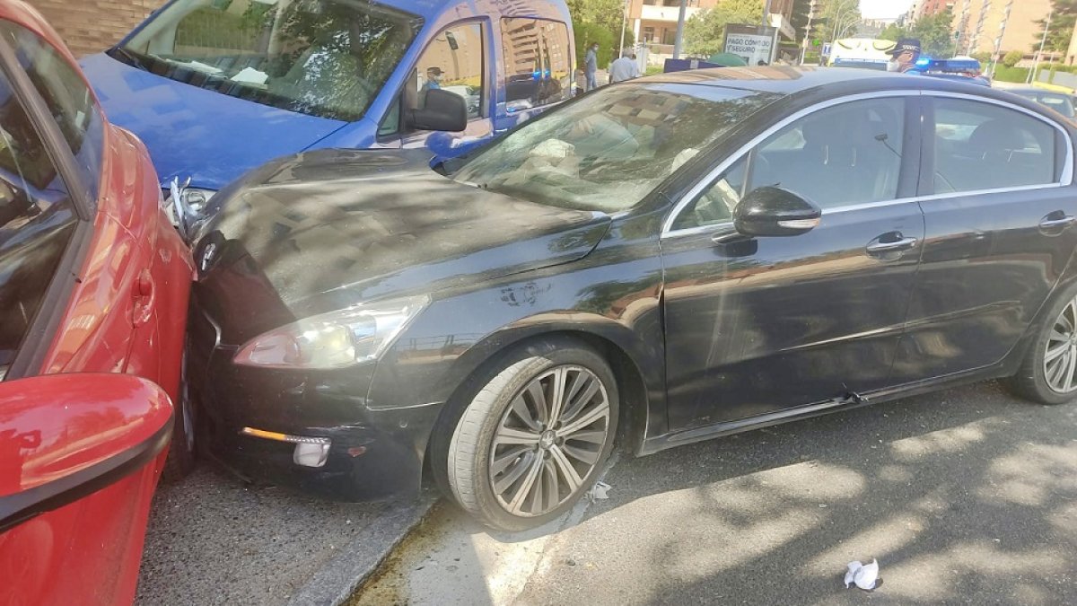 Vehículo que ha perdido el control en el barrio Parquesol de Valladolid. - EM