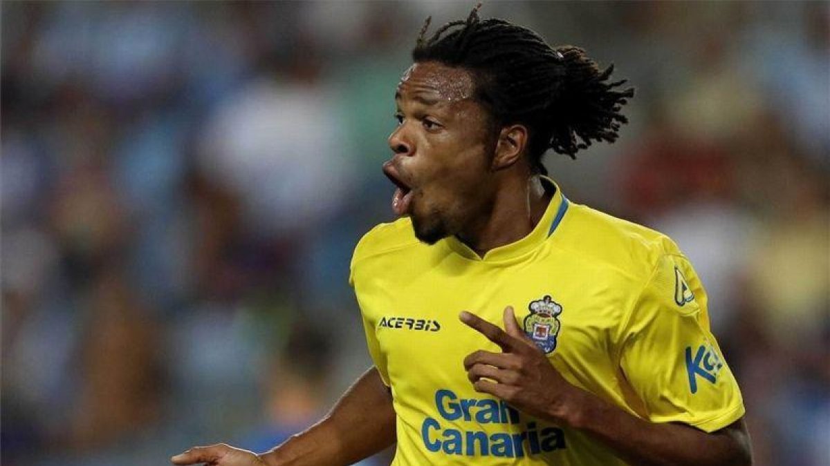 Loïc Rémy celebra un gol con la camiseta del Las Palmas.-EFE / JORGE ZAPATA