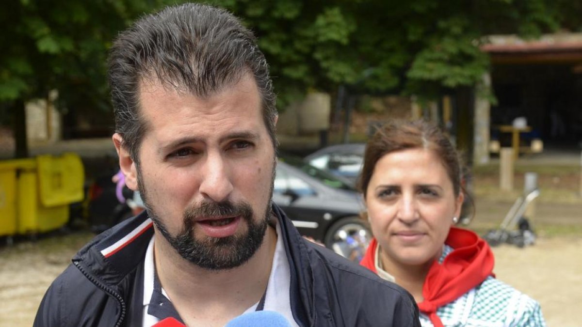 El secretario general del PSOE de Castilla y León y portavoz en las Cortes regional, Luis Tudanca, acompañado por la diputada nacional, Esther Peña (D), acude a la tradicional romería de San Juan del Monte, en Miranda de Ebro-Ricardo Ordóñez / ICAL