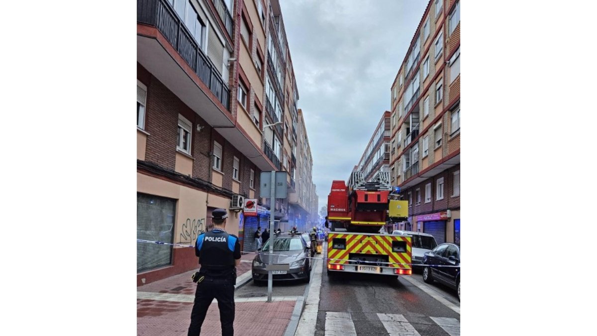 Los bomberos sofocan un incendio en la calle Águila. E.P.