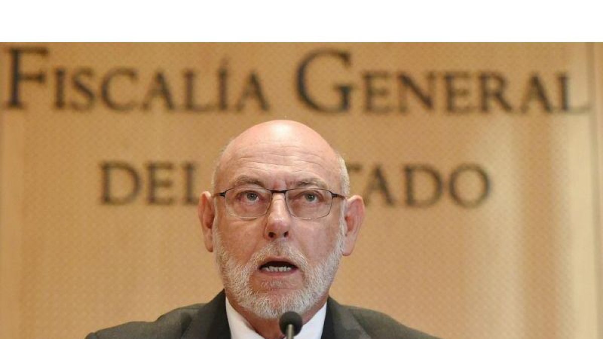 El fiscal general del Estado, José Manuel Maza,durante su comparecencia en la sede de la Fiscalía ante los periodistas.-FERNANDO VILLAR (EFE)
