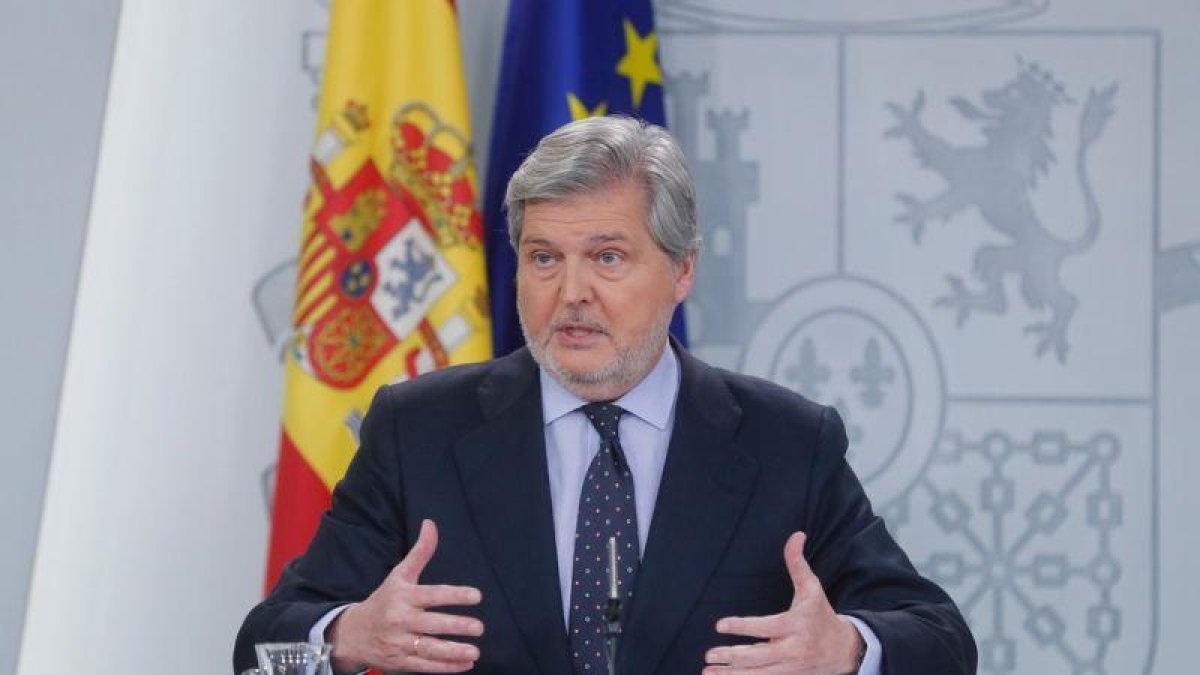 El portavoz del Gobierno y ministro de Educación Cultura y Deporte Íñigo Méndez de Vigo a su llegada a la rueda de prensa.-ÁNGEL DIAZ (EFE)