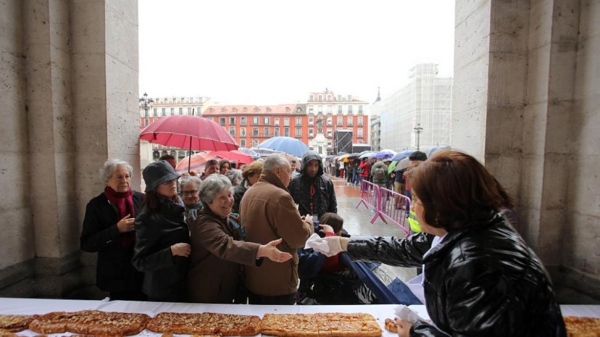Los vallisoletanos degustan el tradicional postre en una edición anterior.-ICAL