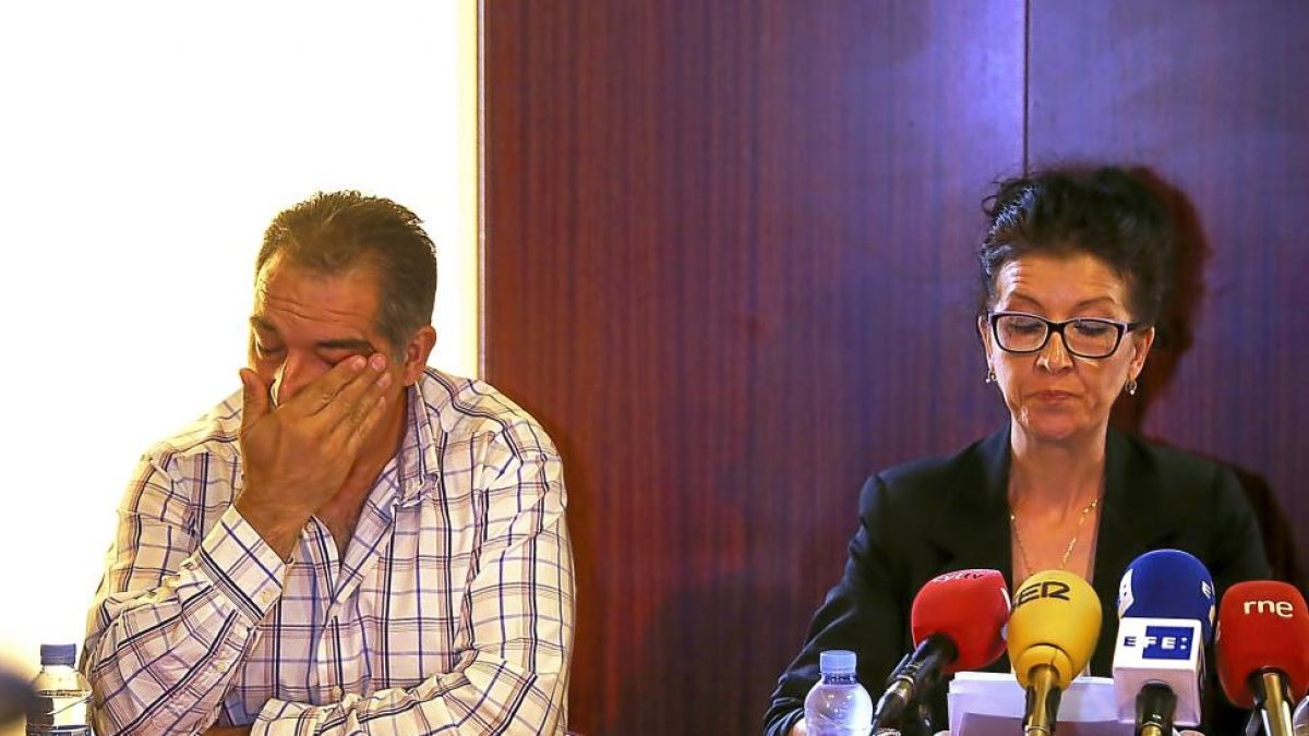 Los tíos de la niña, Rosana y Pedro, en un momento de la rueda de prensa.-ICAL