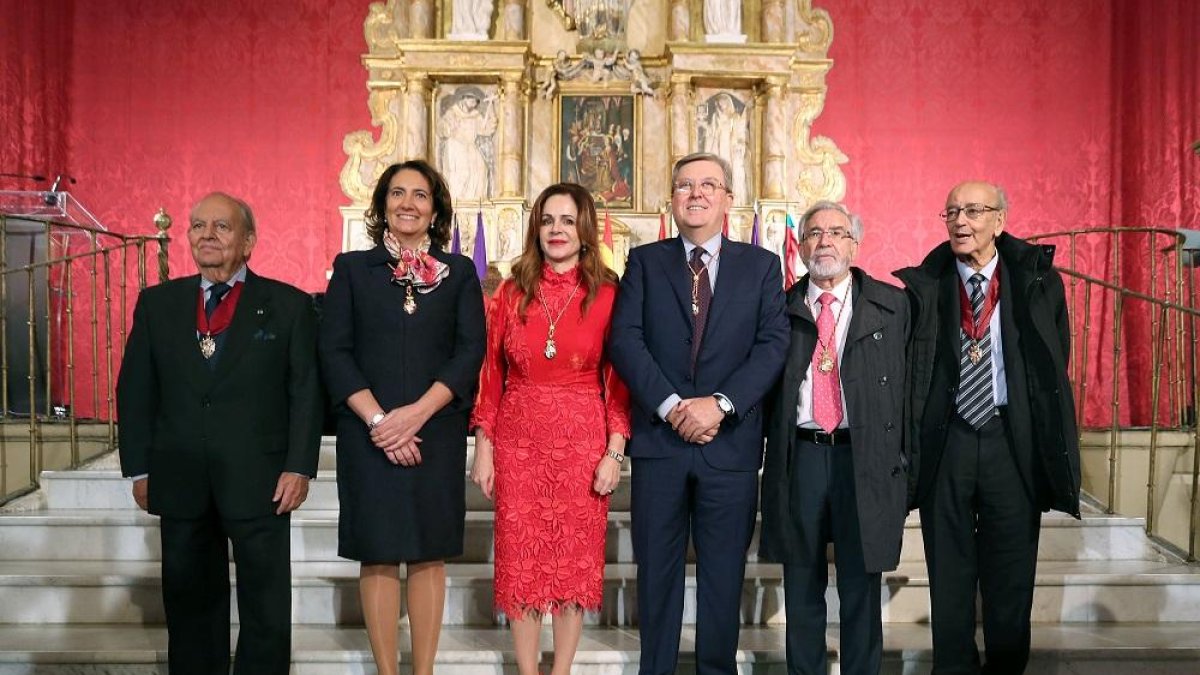 Los expresidentes de las Cortes Manuel Estella (I), Josefa García Cirac, José Manuel Fernández Santiago (3D), Carlos Sánchez Reyes (2D) y Dionisio Llamazares (D), posan junto a la presidenta de las Cortes, Silvia Clemente.-ICAL
