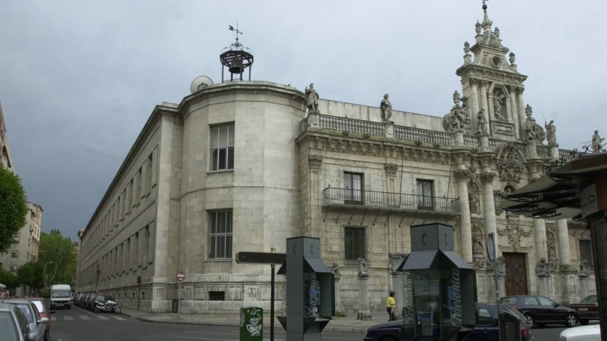 Exterior de la Facultad de Derecho antes de comenzar las obras de restauración-J.M.Lostau