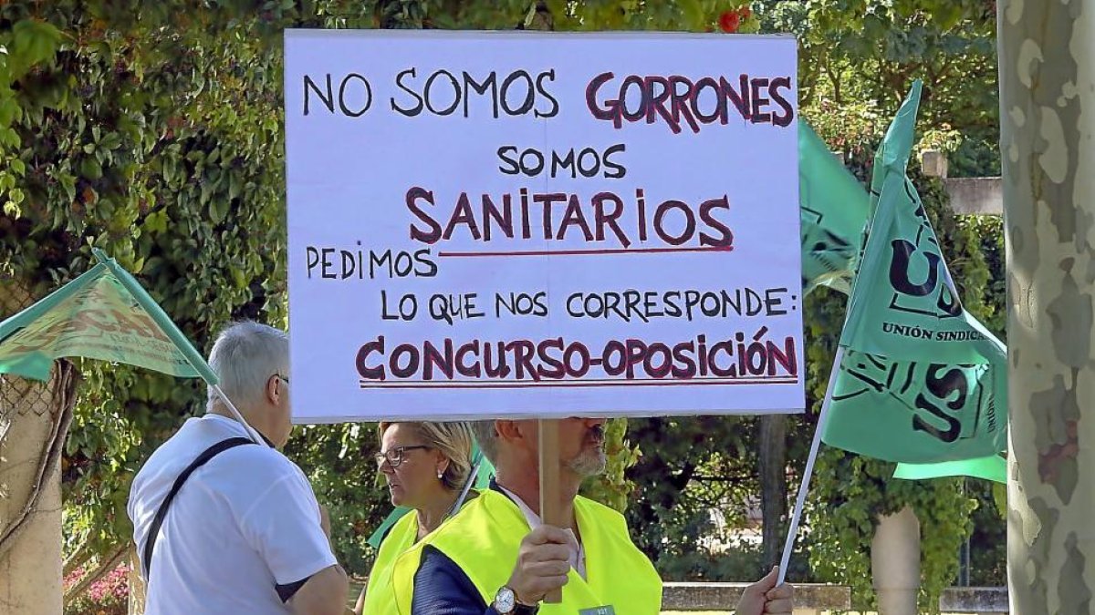 Miembros de la Unión Sindical de Castilla y León (USCAL) se manifestaron en la entrada de la Consejería de Presidencia.-ICAL