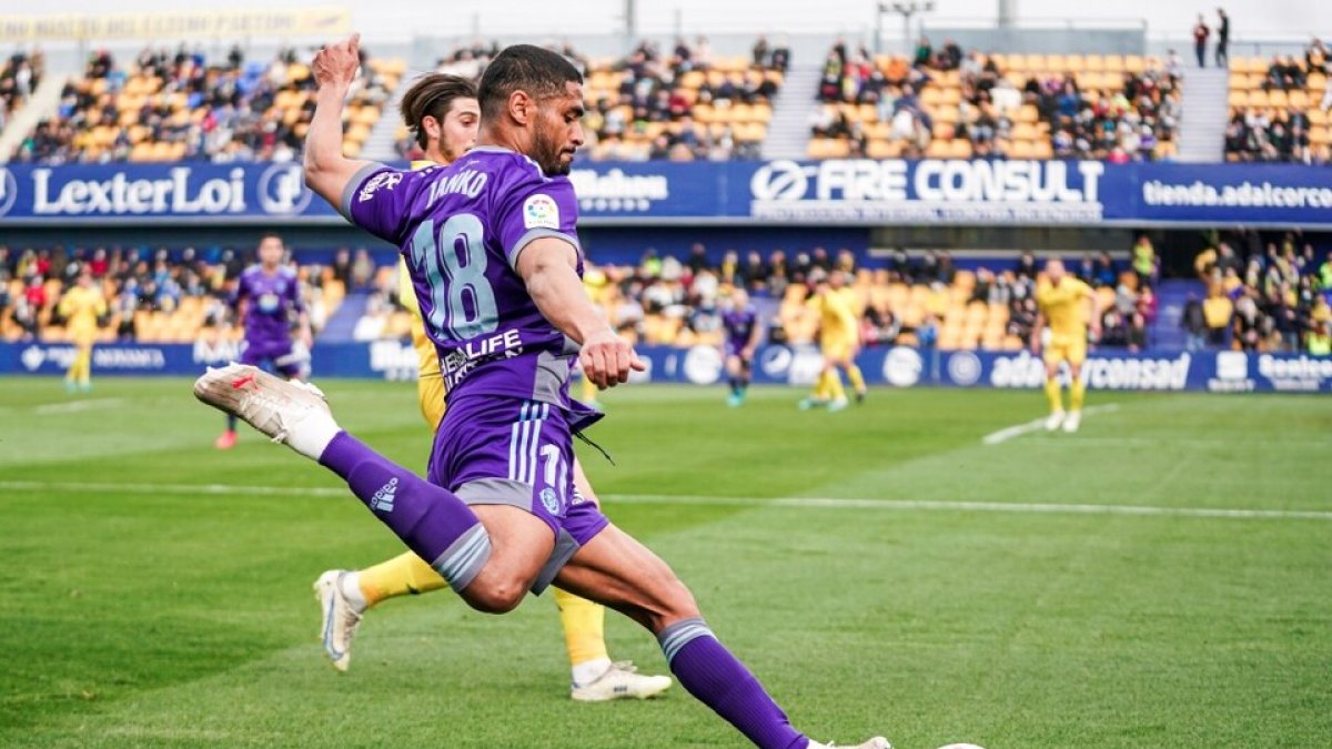 Janko pone un centro en el duelo ante Alcorcón. / RV / I. SOLA