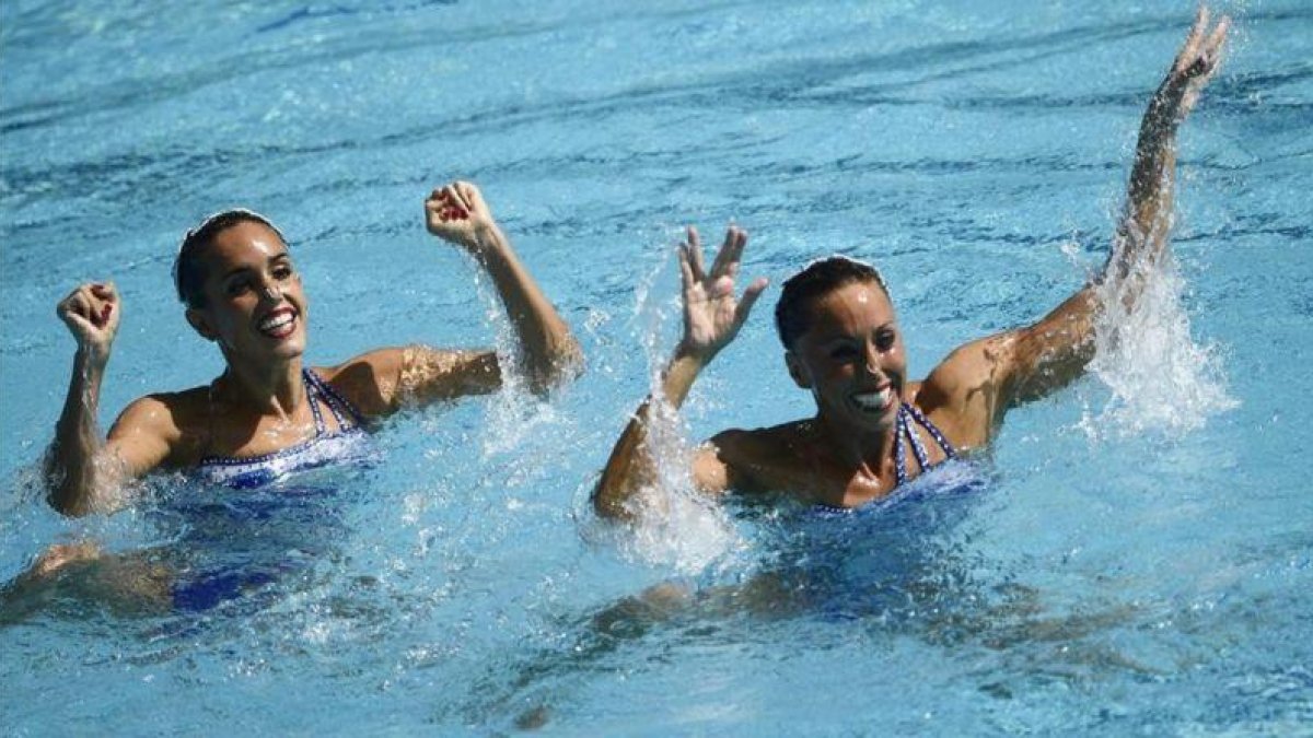 Ona Carbonell y Gemma Mengual, en un momento de la rutina técnica.-MARTIN BUREAU