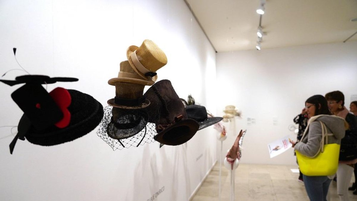Álgunos sombreros de Pablo y Mayaya expuestos en la sala 7 del Museo Patio Herreriano.-ICAL