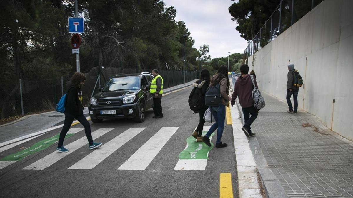 Un paso de peatones en Barcelona-RICARD CUGAT