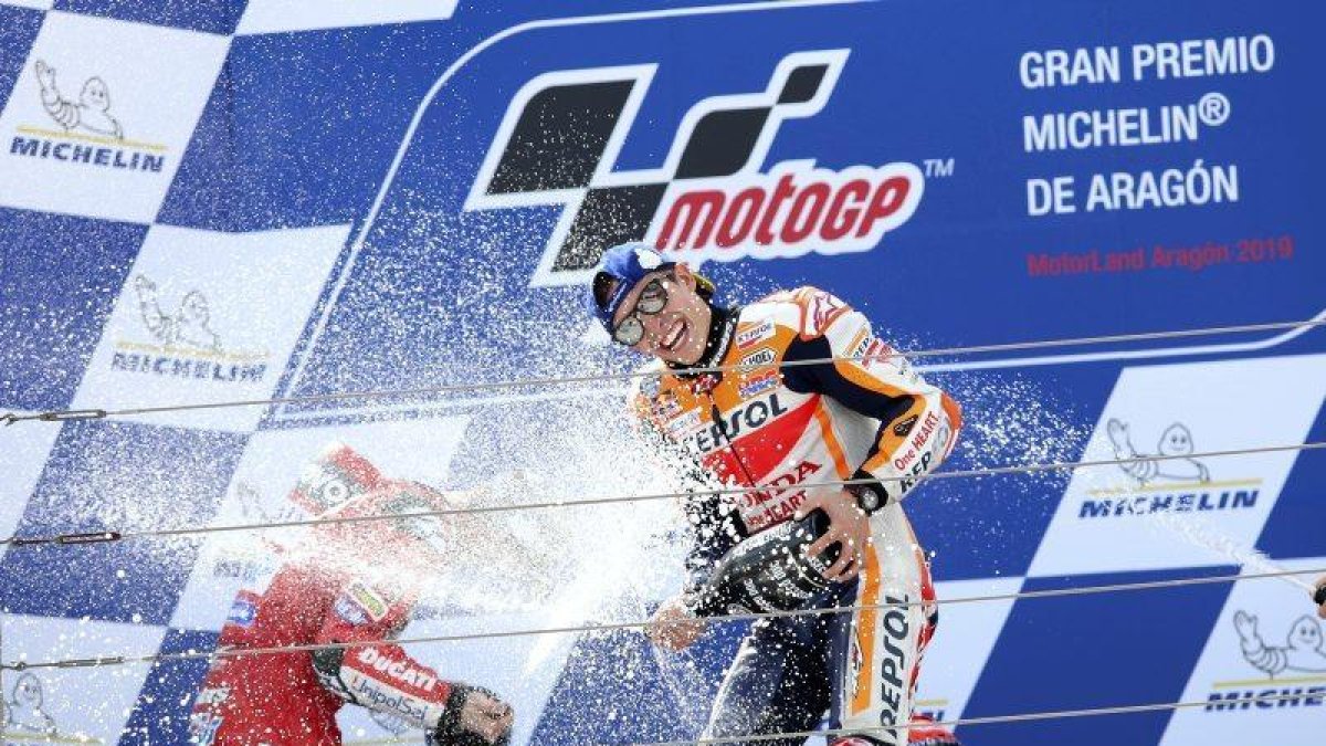 Marc Márquez, el domingo, en el podio de Alcañiz.-ÁNGEL DE CASTRO