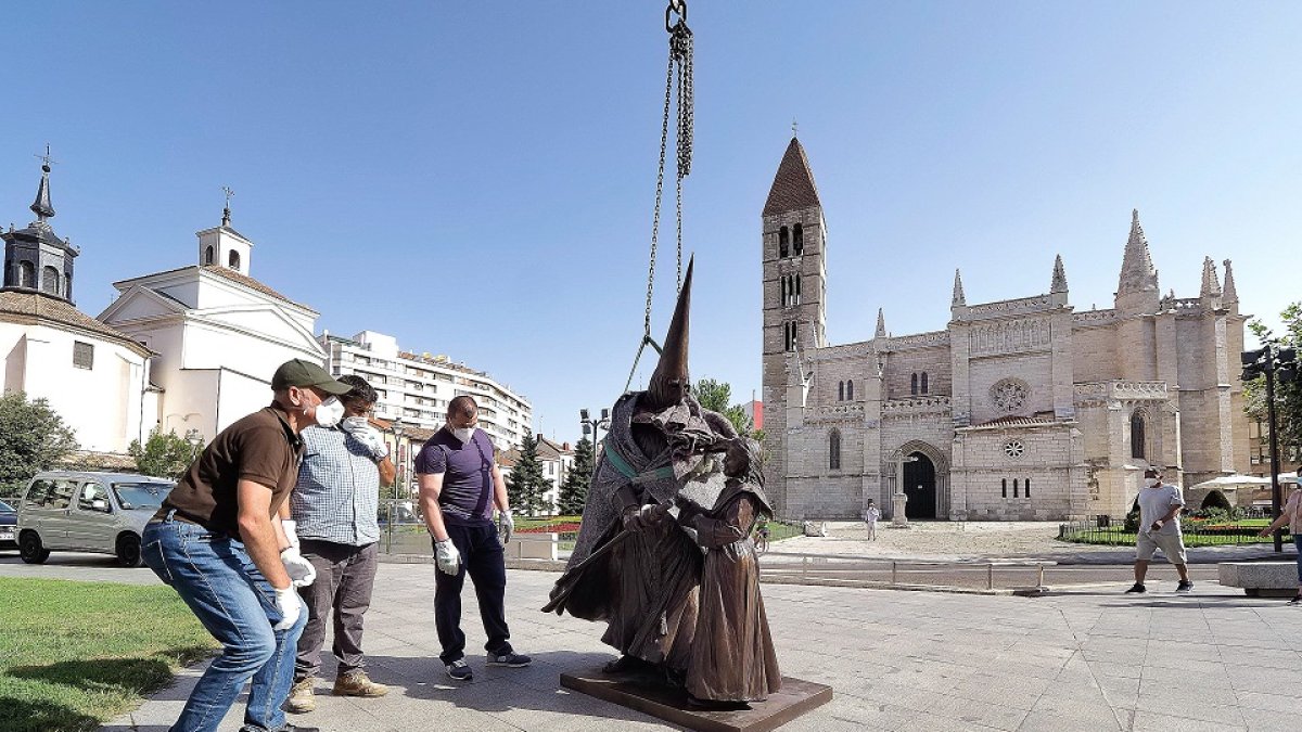 Operarios ultiman la colocación de la escultura ‘Luz’, del escultor Óscar Alvariño. P. REQUEJO/ PHOTOGENIC