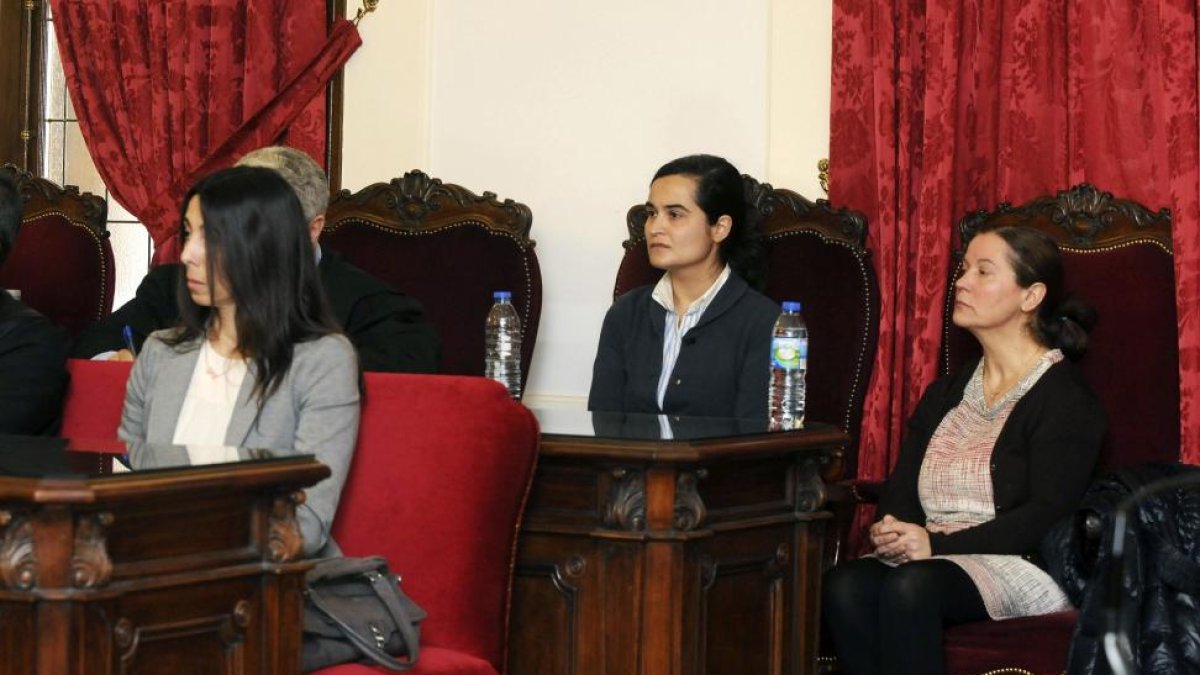 Raquel Gago, Triana Martínez y la asesina confesa, Montserrat González, en el momento de escuchar la lectura del veredicto-J. CASARES (POOL)