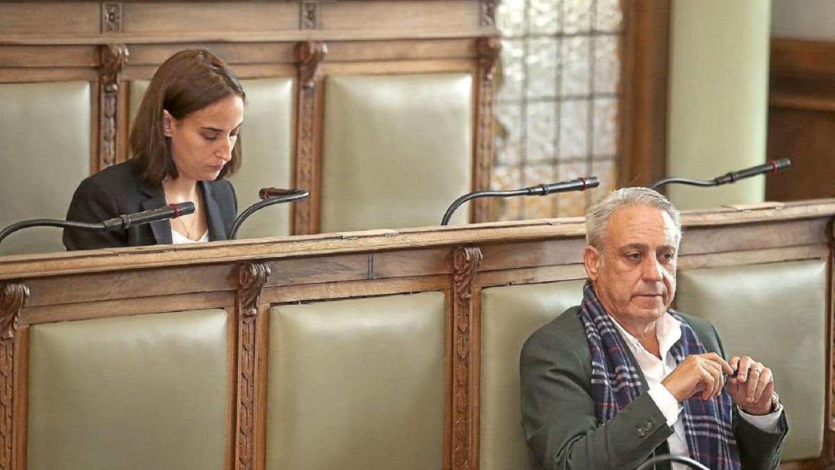 PRESENCIO SE ESTRENA COMO CONCEJAL NO ADSCRITO. El ex concejal de Ciudadanos Jesús Presencio se estrenó como único representante del grupo de no adscritos. Intervino para explicar su posición en todas las mociones. A su espalda tuvo a su ya ex compañera d-Pablo Requejo
