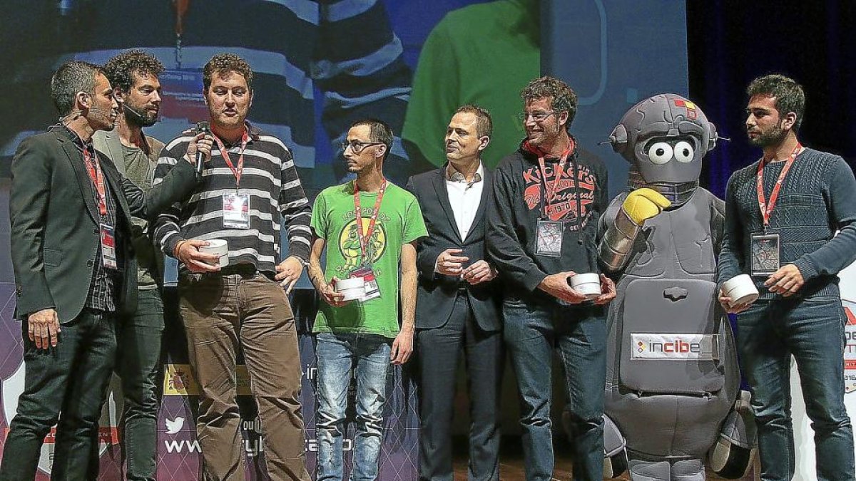 Alberto Hernández (en el centro), director general del Incibe, preside la entrega de premios durante la clausura del Cybercamp 2016.-ICAL
