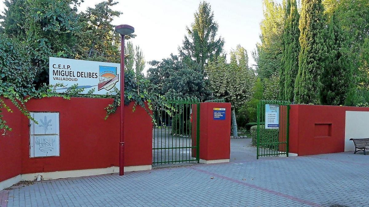 Puerta principal del colegio Miguel Delibes, en el barrio de La Victoria.-PABLO REQUEJO