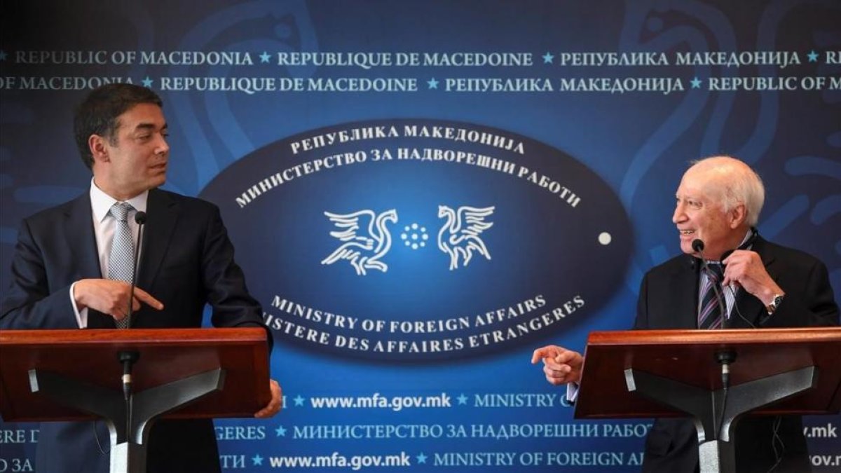 El ministro de Exteriores de Macedonia, Nikola Dimitrov, y el mediador de la ONU, Matthew Nimetz, en una rueda de prensa en Skopje.-EFE / GEORGI LICOVSKI