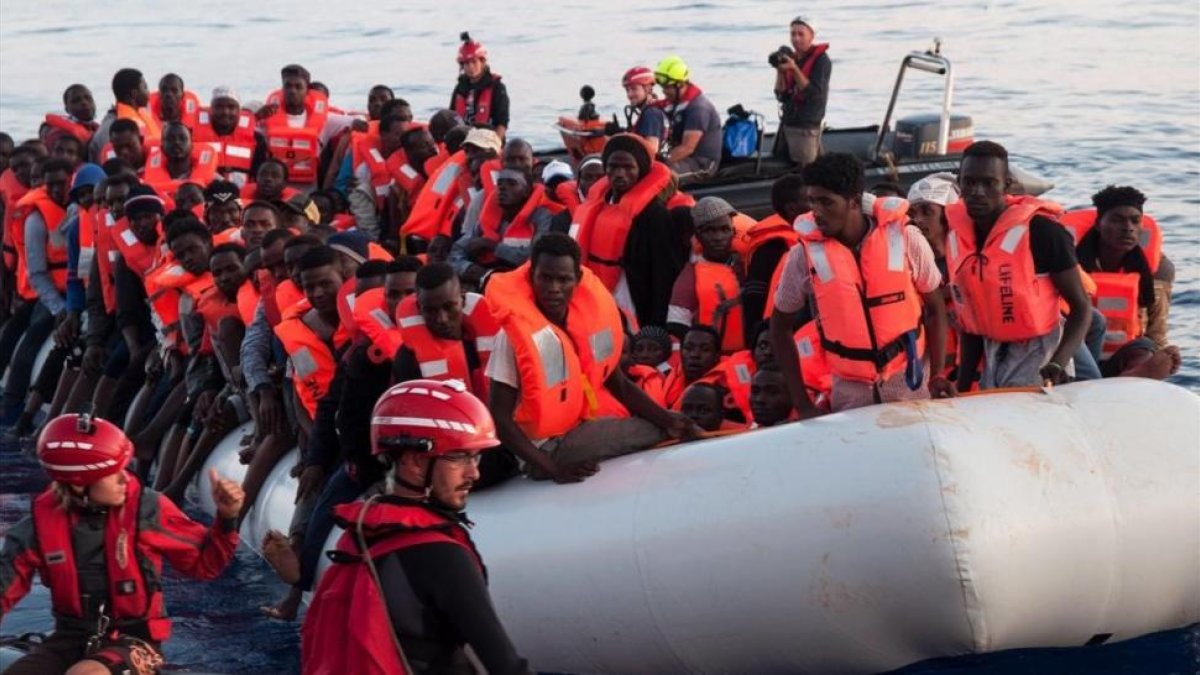 Inmigrantes rescatados en aguas internacionales del Mediterráneo a bordo del Lifeline.-MISSION LIFE