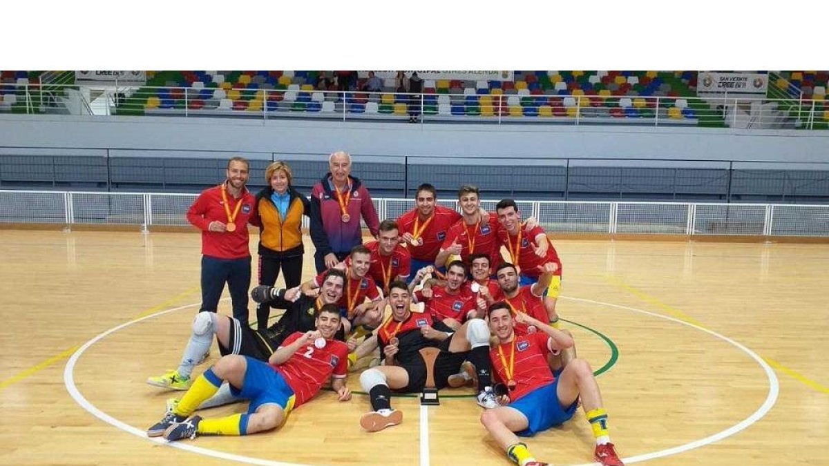 Los jugadores del ‘Uni’ posan con la medalla de bronce.-E.M.