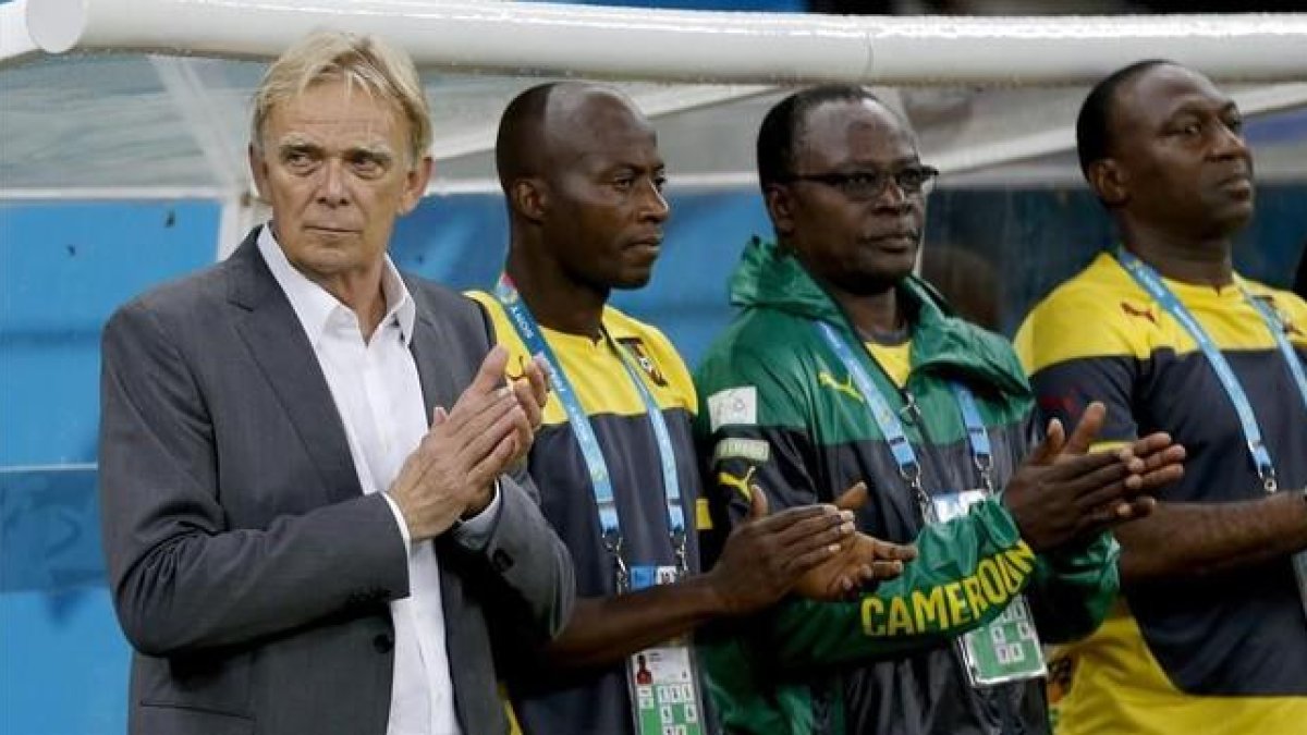Finke, seleccionador salente de Camerún, en un partido del pasado Mundial de Brasil.-