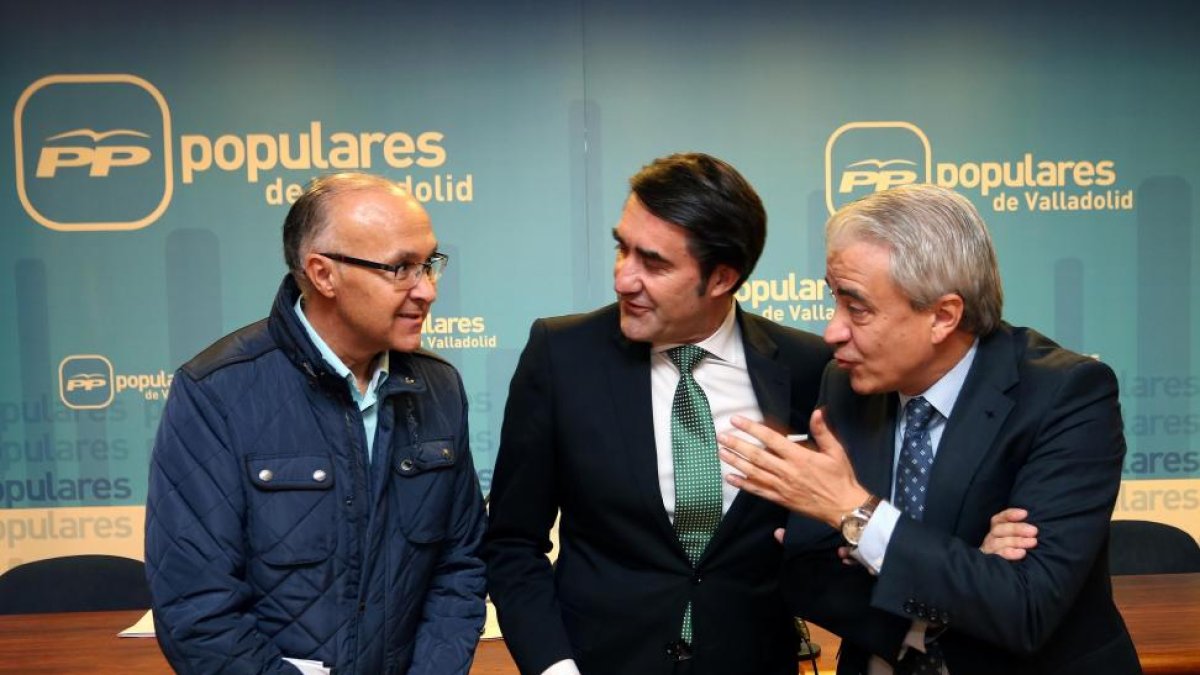 El consejero de Fomento y Medio Ambiente de la Junta, Juan Carlos Suárez-Quiñones (C), conversa con el presidente del PP vallisoletano, Ramiro Ruiz Medrano, y con el viceconsejero de Empleo, Mariano Gredilla.-ICAL