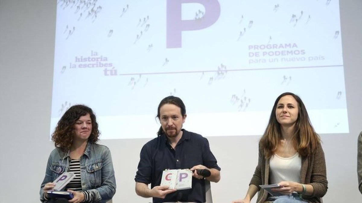 El secretario general de Podemos, Pablo Iglesias, y las diputadas moradas Ione Belarra y Sofía Castañón.-DAVID CASTRO