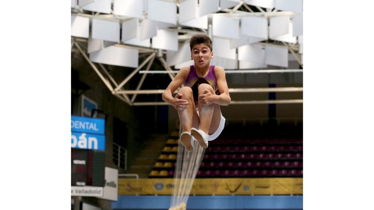Nuño Villafañez, en pleno vuelo durante el último Campeonato de España en el Pisuerga.-MONTSE ÁLVAREZ