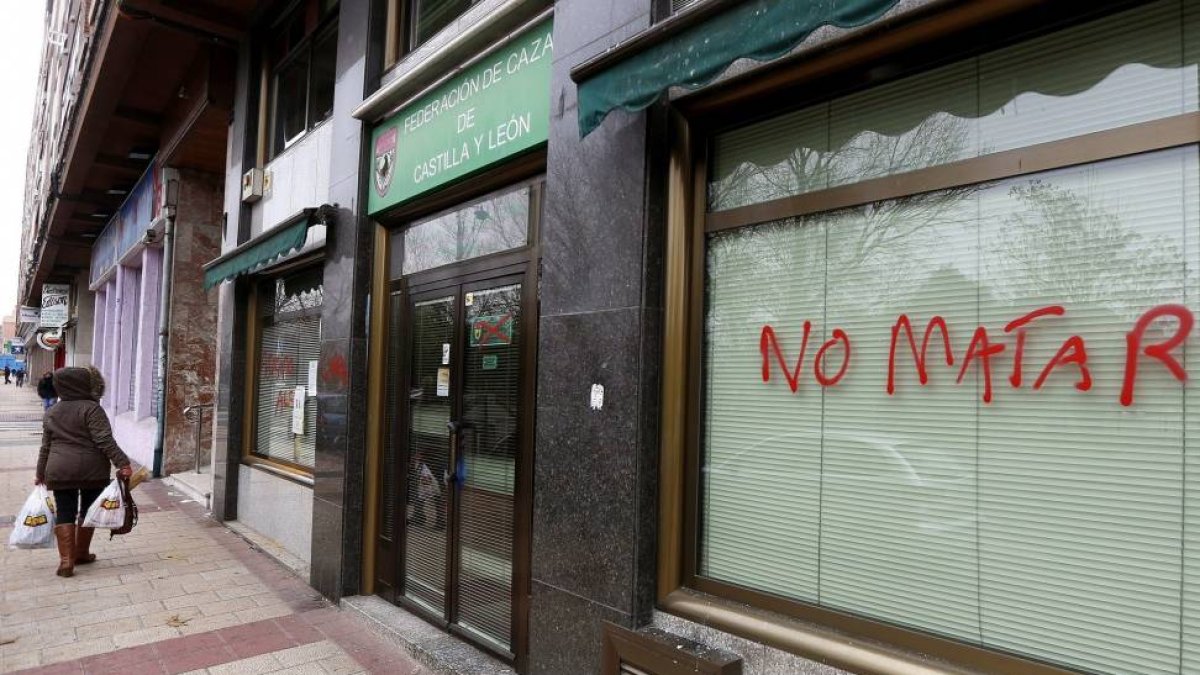 Pintadas en la sede de la Federación regional de Caza en Valladolid-Efe