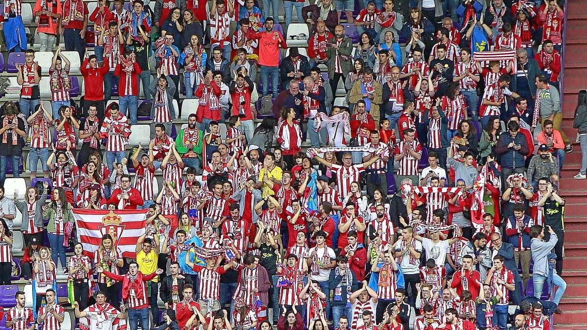 Aficionados del Sporting de Gijón llenan la grada del estadio José Zorrilla.-J.M. LOSTAU