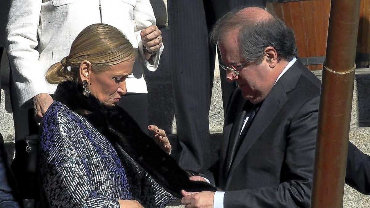 La presidenta de la C. de Madrid, Cristina Cifuentes, y Herrera, en el Congreso.-ICAL