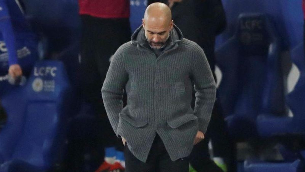 Pep Guardiola, desolado, tras encajar el City el segundo gol ante el Leicester.-EL PERIÓDICO