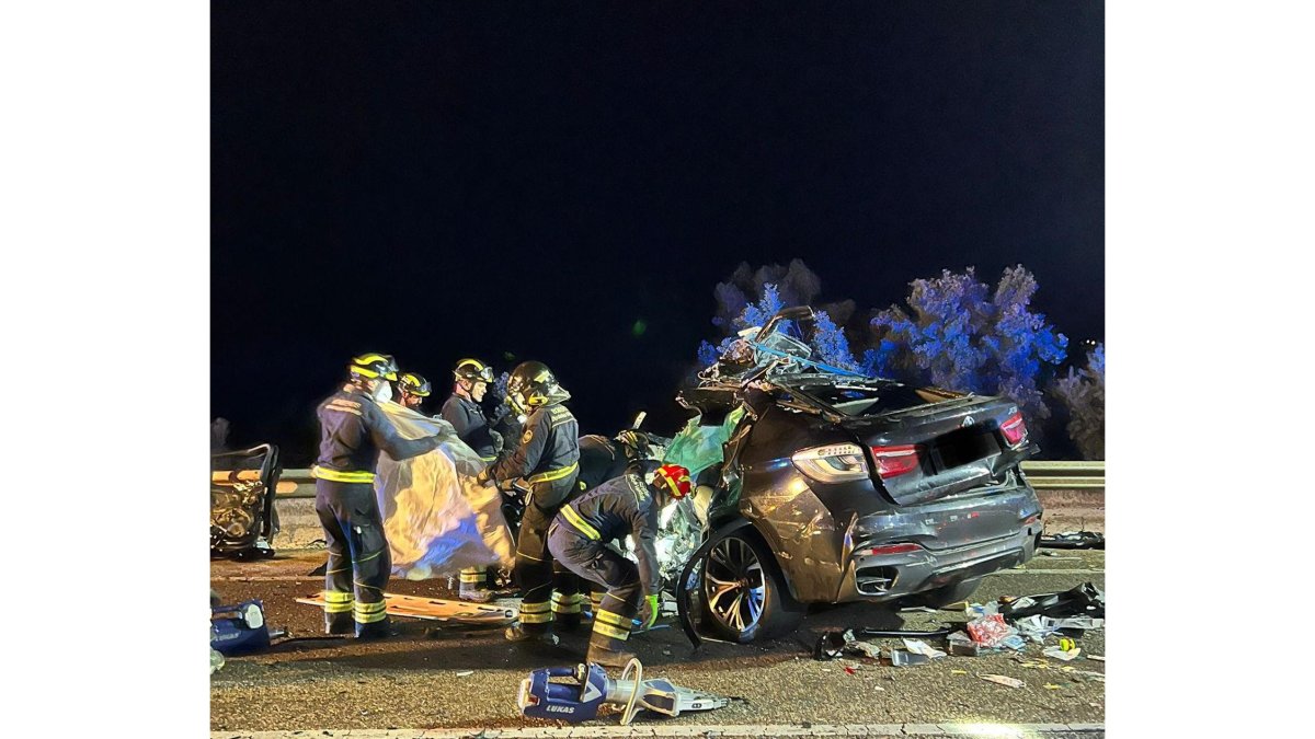 Estado en el que quedó el vehículo tras la colisión. BOMBEROS DIPUTACIÓN DE VALLADOLID