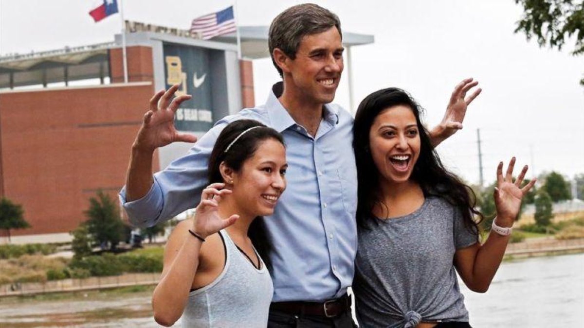 El candidato demócrata para senador por Texas, Beto ORourke, posa junto a dos seguidoras en la localidad de Waco.-LARRY W. SMITH (EFE)