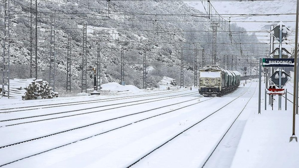 Nieve en la estación de tren de Busdongo (León)-E. M.