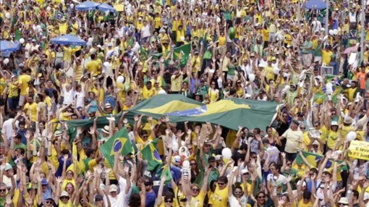 Manifestación contra la presidenta Dilma Rousseff en Brasilia, la capital.-EFE / FERNANDO BIZERRA Jr