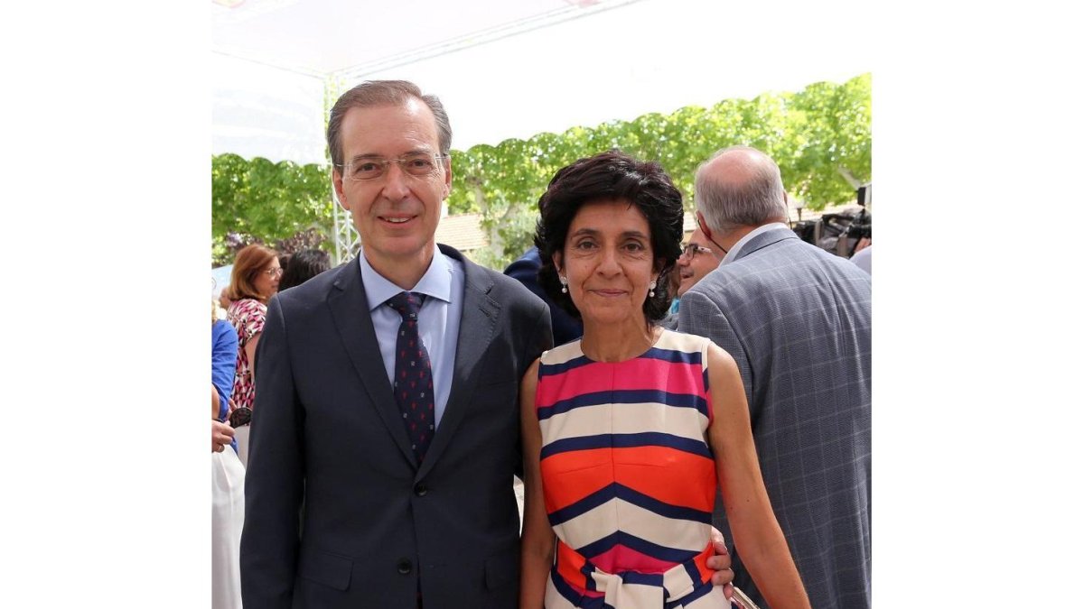 El consejero de Empleo e Industria, Germán Barrios, junto a su mujer tras tomar posesión de su cargo-ICAL